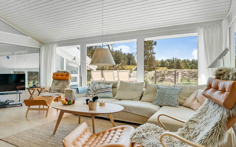 Gladis - 900M from the Sea: Möbel, Interior Design, Holz, Couch, Flooring, Decke, Wohnzimmer, Zuhause, Fussboden, Beleuchtung