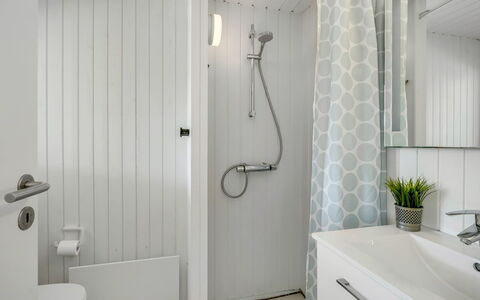 Gladis - 900M from the Sea: Badezimmer, Armatur, Wand, Interior Design, Flooring, Toilette, Badezimmerschrank, Fussboden, Bad Sink, Sinken