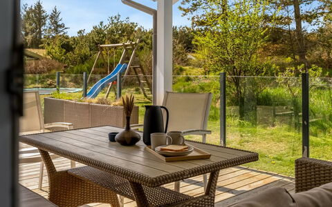 Gladis - 900M from the Sea: Möbel, Stuhl, Holz, Gartenmöbel, Tabelle, Interior Design, Küche & Esszimmer Tisch, Flooring, Fussboden, Veranda