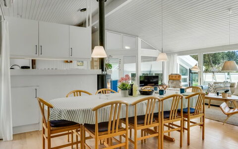Gladis - 900M from the Sea: Holz, Interior Design, Möbel, Decke, Flooring, Stuhl, Fussboden, Küche & Esszimmer Tisch, Light Fixture, Esszimmer
