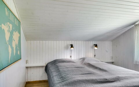 Gladis - 900M from the Sea: Schlafzimmer, Flooring, Fussboden, Holz, Bett, Decke, Bedding, Bettdecke, Interior Design, Bettrahmen