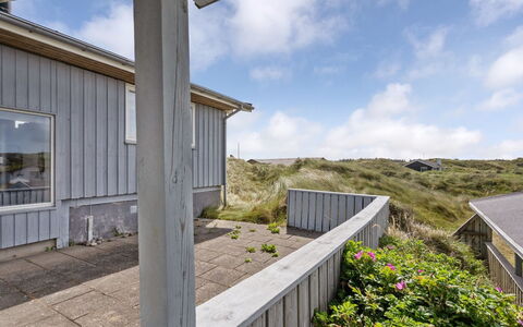 Kulle - 200M from the Sea: Holz, Zuhause, Veranda, Deck, Hartholz, Dach, Holzbeize, Holzboden, Eco Hotel