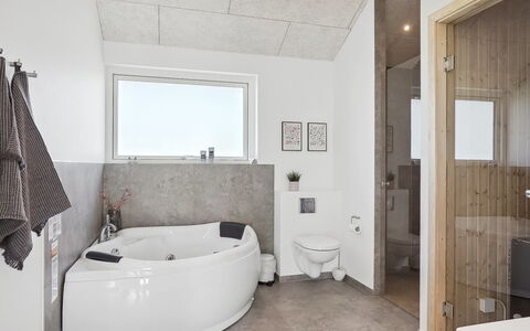 Fredrika - 1.5Km from the Sea: Armatur, Flooring, Interior Design, Fussboden, Decke, Badewanne, Zimmer, Beleuchtung, Installation, Badezimmer