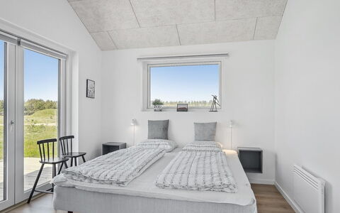 Fredrika - 1.5Km from the Sea: Zuhause, Daylighting, Schlafzimmer, Gips, Bedding, Bett, Bettrahmen