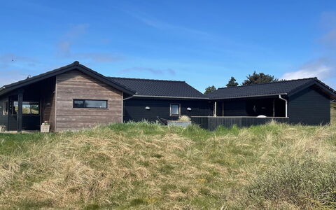 Hinda - 1.2Km from the Sea: Blau, Strauch, Hütte, Ground, Garten, Estate, Schatten, Landscaping, Bauernhaus, Eco Hotel