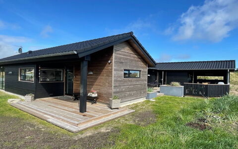 Hinda - 1.2Km from the Sea: Blau, Strauch, Hütte, Ground, Garten, Estate, Schatten, Landscaping, Bauernhaus, Eco Hotel