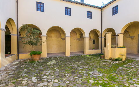 Il Convento: Wolke, Himmel, Holz, Pflanze, Fussboden, Gartenmöbel, Flooring, Schatten, Stuhl, Hartholz