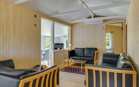 Ilari - 280M from the Sea: Wohngebiet, Dach, Vorort, Auffahrt, Estate, Kamin