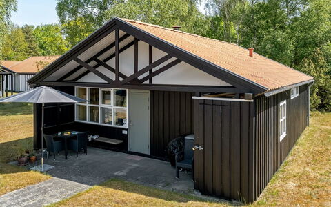 Elenor - 300M from the Sea: Hütte, Hinterhof, Garten, Gartenbauten, Schuppen, Abstellgleis, Gartenmöbel, Blockhaus, Outdoor Struktur, Hütte