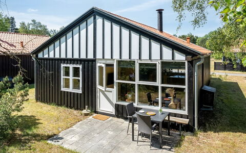 Elenor - 300M from the Sea: Hütte, Hinterhof, Garten, Gartenbauten, Schuppen, Abstellgleis, Gartenmöbel, Blockhaus, Outdoor Struktur, Hütte
