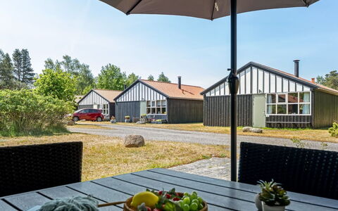 Elenor - 300M from the Sea: Hütte, Hinterhof, Garten, Gartenbauten, Schuppen, Abstellgleis, Gartenmöbel, Blockhaus, Outdoor Struktur, Hütte