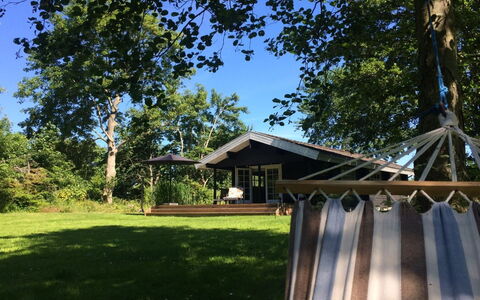 Freyja - 800M from the Sea: Dach, Haus, Zuhause, Hütte, Tür, Abstellgleis, Deck, Veranda, Planke, Hartholz
