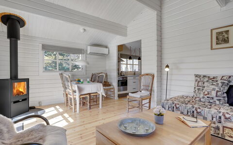 Freyja - 800M from the Sea: Dach, Haus, Zuhause, Hütte, Tür, Abstellgleis, Deck, Veranda, Planke, Hartholz