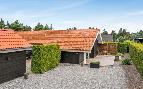 Egino - 1Km from the Sea: Haus, Hütte, Dach, Gartenbauten, Schatten, Schuppen, Hinterhof, Gartenmöbel, Garten, Rasen