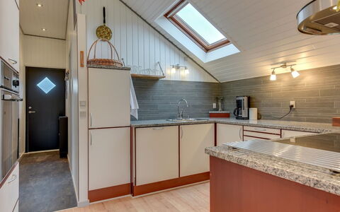 Tican - 400M from the Sea: Küche, Flooring, Interior Design, Countertop, Fussboden, Holz, Decke, Light Fixture, Möbel, Major Appliance