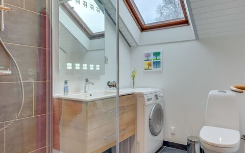 Tican - 400M from the Sea: Flooring, Interior Design, Fussboden, Armatur, Holz, Decke, Badezimmer, Waschmaschine, Zapfhahn, Installation