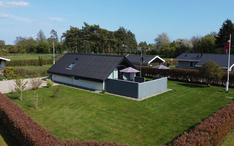 Tican - 400M from the Sea: Gras, Dach, Haus, Zuhause, Wohngebiet, Strauch, Grundstueck, Garten, Hütte