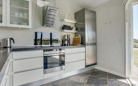 Helena - 250M from the Sea: Küche, Küchengerät, Flooring, Countertop, Interior Design, Möbel, Cabinetry, Major Appliance, Haushaltsgerät, Fussboden