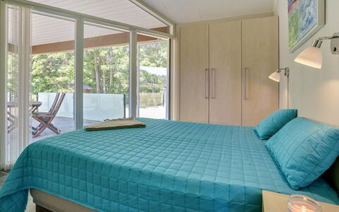 Helena - 250M from the Sea: Interior Design, Möbel, Bett, Schlafzimmer, Flooring, Fussboden, Holz, Decke, Textil, Bettdecke