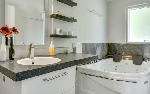 Helena - 250M from the Sea: Badezimmer, Armatur, Interior Design, Flooring, Badewanne, Sinken, Zapfhahn, Fussboden, Countertop, Bad Sink