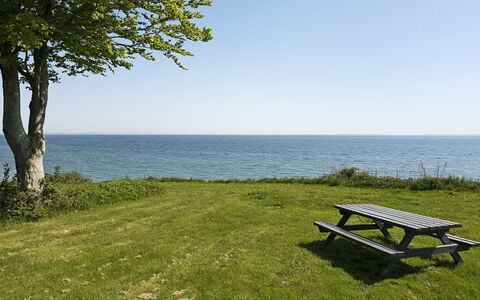 Helena - 250M from the Sea: Blau, Wasser, Gewässer, Gras, Möbel, Meer, Küsten Und Ozeanische Forms, Außenbank, Horizont, Wiese