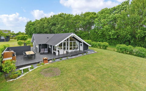 Sulo - 500M from the Sea: Haus, Zuhause, Dach, Wohngebiet, Hütte, Estate, Bauernhaus, Rasen, Landscaping, Abstellgleis