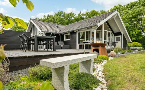 Sulo - 500M from the Sea: Haus, Zuhause, Dach, Wohngebiet, Hütte, Estate, Bauernhaus, Rasen, Landscaping, Abstellgleis