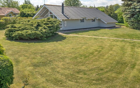 Jarmericus - 300M from the Sea: Gras, Grün, Strauch, Dach, Garten, Grundstueck, Rasen, Zuhause