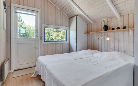 Jarmericus - 300M from the Sea: Holz, Decke, Flooring, Fussboden, Schlafzimmer, Zuhause, Planke, Hartholz, Bett, Holzbeize