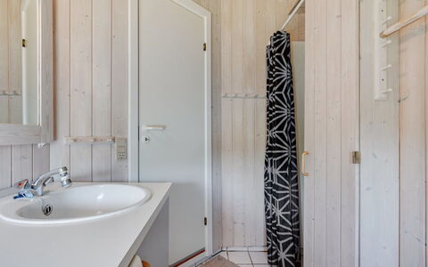 Jarmericus - 300M from the Sea: Wand, Flooring, Armatur, Holz, Fussboden, Badezimmer, Bad Sink, Interior Design, Sinken, Badezimmerschrank