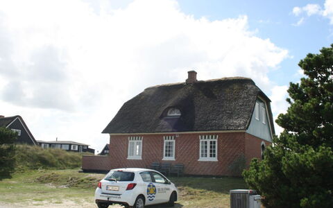 Liselott - 300M from the Sea: Dach, Haus, Zuhause, Hütte, Tür, Abstellgleis, Deck, Veranda, Planke, Hartholz