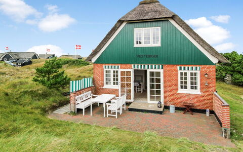 Liselott - 300M from the Sea: Dach, Haus, Zuhause, Hütte, Tür, Abstellgleis, Deck, Veranda, Planke, Hartholz