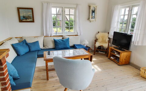 Liselott - 300M from the Sea: Dach, Haus, Zuhause, Hütte, Tür, Abstellgleis, Deck, Veranda, Planke, Hartholz