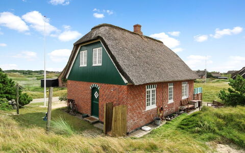 Liselott - 300M from the Sea: Dach, Haus, Zuhause, Hütte, Tür, Abstellgleis, Deck, Veranda, Planke, Hartholz