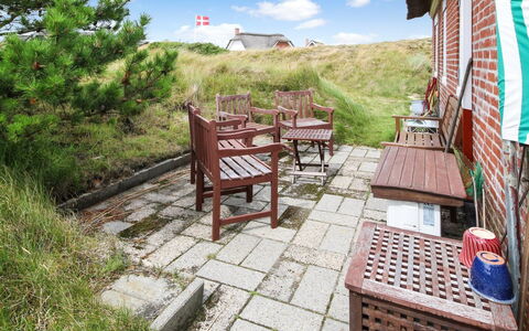 Liselott - 300M from the Sea: Dach, Haus, Zuhause, Hütte, Tür, Abstellgleis, Deck, Veranda, Planke, Hartholz