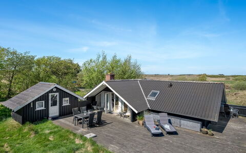 Maxie - 1.2Km from the Sea: Dach, Haus, Zuhause, Hütte, Tür, Abstellgleis, Deck, Veranda, Planke, Hartholz
