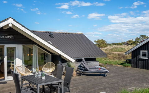 Maxie - 1.2Km from the Sea: Dach, Haus, Zuhause, Hütte, Tür, Abstellgleis, Deck, Veranda, Planke, Hartholz