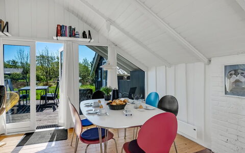 Maxie - 1.2Km from the Sea: Dach, Haus, Zuhause, Hütte, Tür, Abstellgleis, Deck, Veranda, Planke, Hartholz