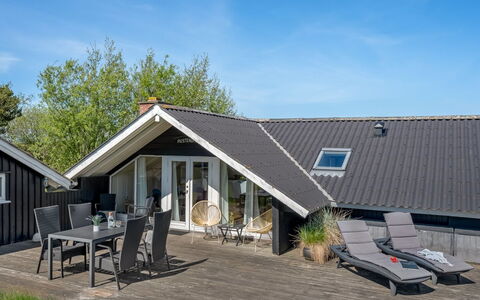 Maxie - 1.2Km from the Sea: Dach, Haus, Zuhause, Hütte, Tür, Abstellgleis, Deck, Veranda, Planke, Hartholz
