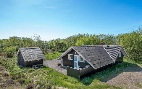Maxie - 1.2Km from the Sea: Dach, Haus, Zuhause, Hütte, Tür, Abstellgleis, Deck, Veranda, Planke, Hartholz