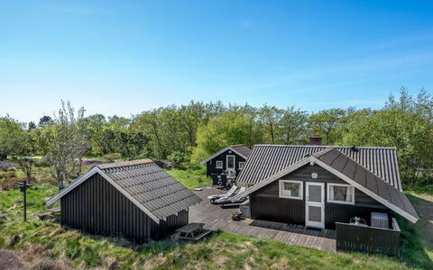 Maxie - 1.2Km from the Sea: Dach, Haus, Zuhause, Hütte, Tür, Abstellgleis, Deck, Veranda, Planke, Hartholz