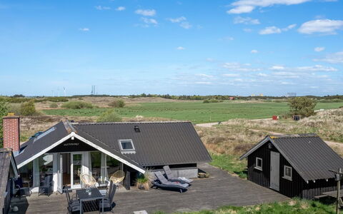 Maxie - 1.2Km from the Sea: Dach, Haus, Zuhause, Hütte, Tür, Abstellgleis, Deck, Veranda, Planke, Hartholz