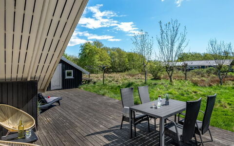 Maxie - 1.2Km from the Sea: Dach, Haus, Zuhause, Hütte, Tür, Abstellgleis, Deck, Veranda, Planke, Hartholz