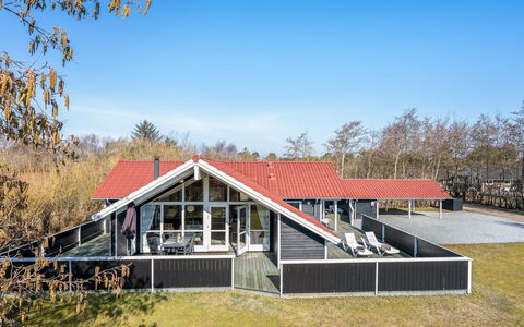 Germaine - 1.2Km from the Sea: Dach, Haus, Zuhause, Hütte, Tür, Abstellgleis, Deck, Veranda, Planke, Hartholz