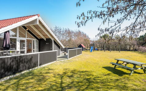 Germaine - 1.2Km from the Sea: Dach, Haus, Zuhause, Hütte, Tür, Abstellgleis, Deck, Veranda, Planke, Hartholz