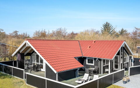 Germaine - 1.2Km from the Sea: Dach, Haus, Zuhause, Hütte, Tür, Abstellgleis, Deck, Veranda, Planke, Hartholz