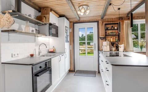 Hakun - 4Km from the Sea: Küche, Countertop, Cabinetry, Holz, Küchengerät, Möbel, Interior Design, Major Appliance, Flooring, Decke