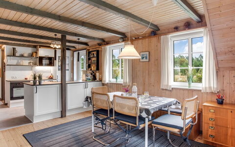 Hakun - 4Km from the Sea: Holz, Möbel, Decke, Interior Design, Küche & Esszimmer Tisch, Zuhause, Stuhl, Hütte, Tür, Esszimmer