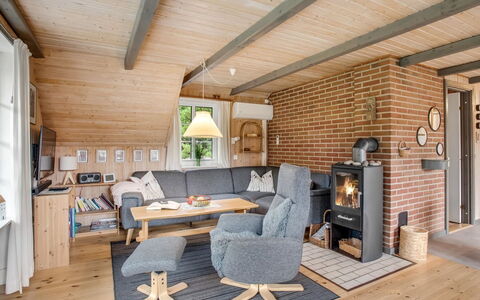Hakun - 4Km from the Sea: Möbel, Holz, Interior Design, Flooring, Wohnzimmer, Fussboden, Decke, Stuhl, Zuhause, Couch