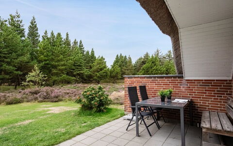 Hakun - 4Km from the Sea: Grundstueck, Gartenmöbel, Garten, Hütte, Landscaping, Tisch Im Freien, Backstein, Rasen, Stuhl, Garten